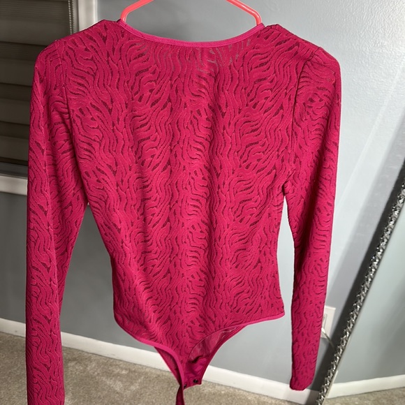 Aritzia shape lace fuchsia bodysuit - Picture 2 of 3